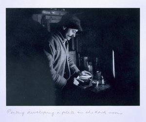 Ponting développant une plaque dans la chambre noire, de 